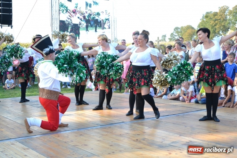 Zdjęcie w galerii na portalu naszraciborz.pl: Dożynki w Roszkowie. Niedzielne popołudnie z Uśmiechem i Kabaretem Młodych Panów wiadomości z regionu