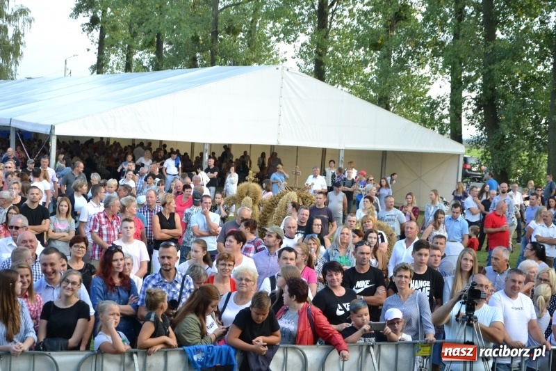Zdjęcie w galerii na portalu naszraciborz.pl: Dożynki w Roszkowie. Niedzielne popołudnie z Uśmiechem i Kabaretem Młodych Panów wiadomości z regionu