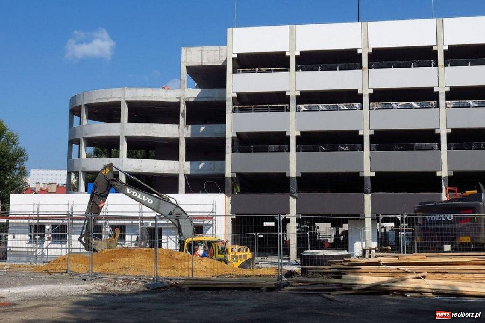 Zdjęcie w galerii na portalu naszraciborz.pl: W Rybniku powstaje ogromny wielopoziomowy parking FOTO  wiadomości z regionu