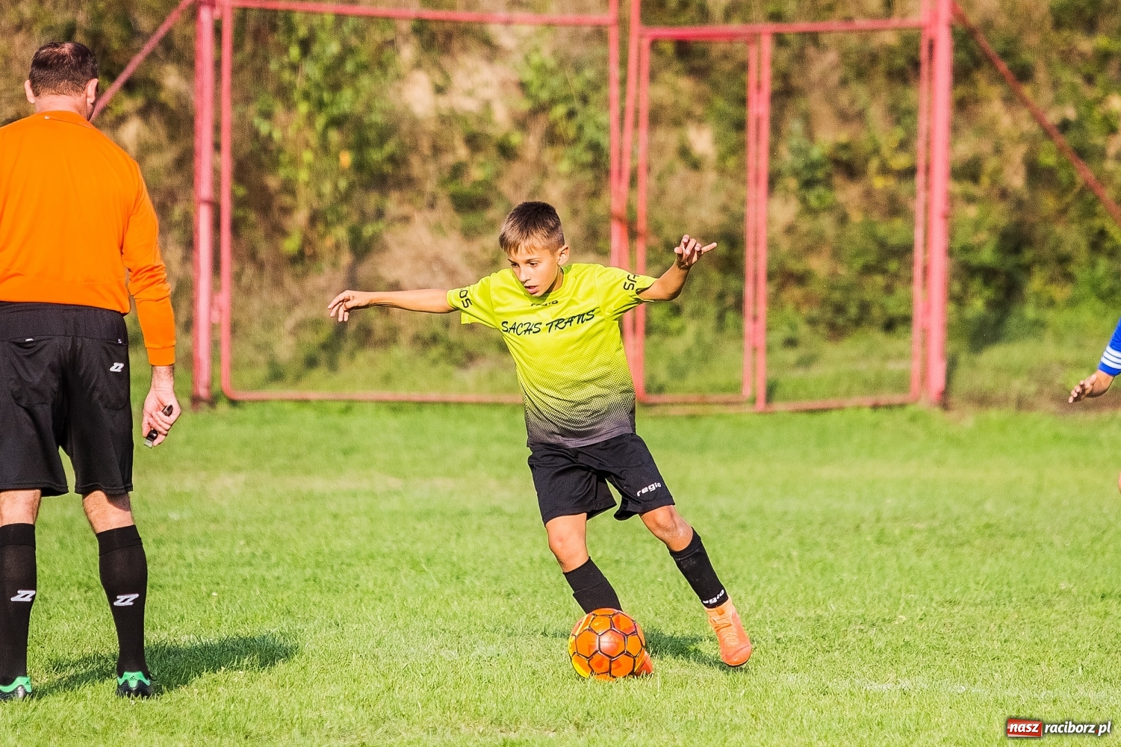 Zdjęcie w galerii na portalu naszraciborz.pl: Pewna wygrana orlików Salosu Pogrzebień nad kuźniańską Stalą wiadomości z regionu