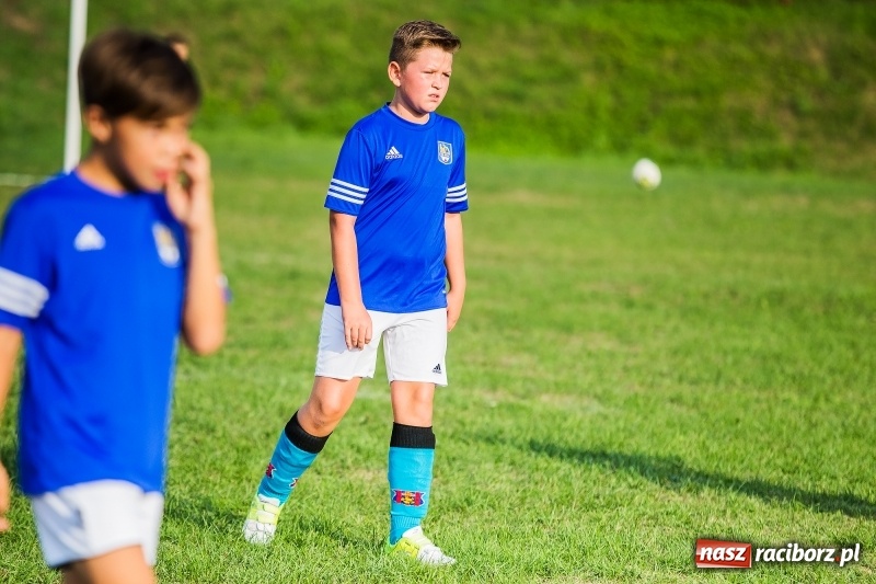 Zdjęcie w galerii na portalu naszraciborz.pl: Pewna wygrana orlików Salosu Pogrzebień nad kuźniańską Stalą wiadomości z regionu