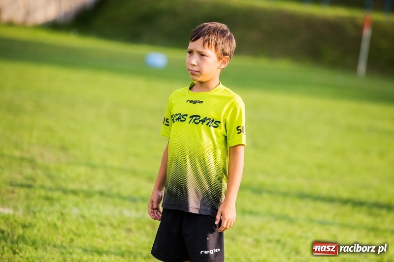 Zdjęcie w galerii na portalu naszraciborz.pl: Pewna wygrana orlików Salosu Pogrzebień nad kuźniańską Stalą wiadomości z regionu