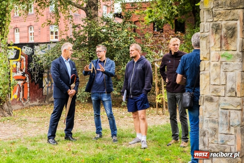 Zdjęcie w galerii na portalu naszraciborz.pl: Przekazano plac budowy pod nowy Ogródek Jordanowski. Co będzie jego największą atrakcją?  wiadomości z regionu