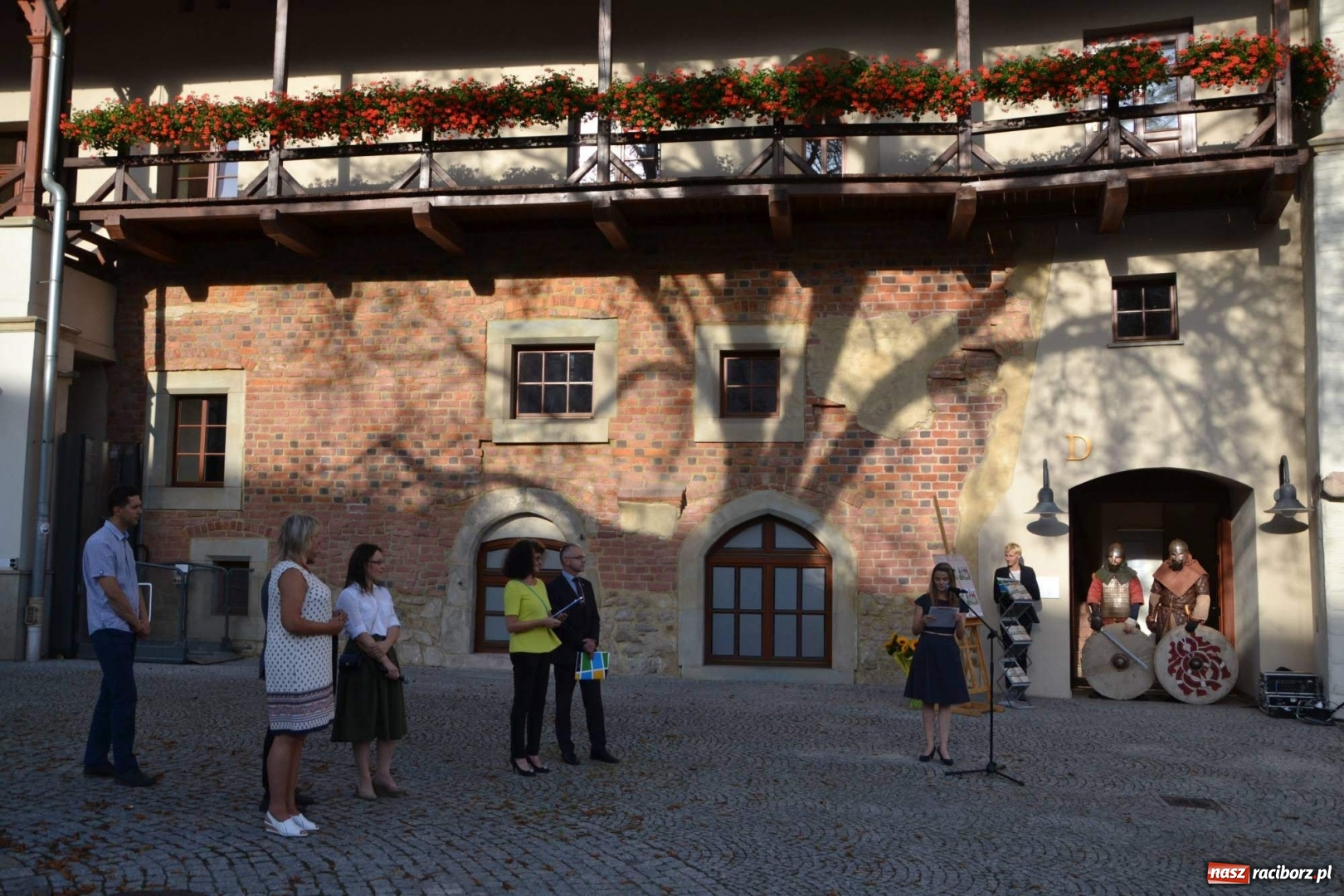 Zdjęcie w galerii na portalu naszraciborz.pl: Przy książęcym stole - wernisaż z degustacją potraw na Zamku Piastowskim wiadomości z regionu