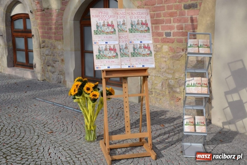 Zdjęcie w galerii na portalu naszraciborz.pl: Przy książęcym stole - wernisaż z degustacją potraw na Zamku Piastowskim wiadomości z regionu