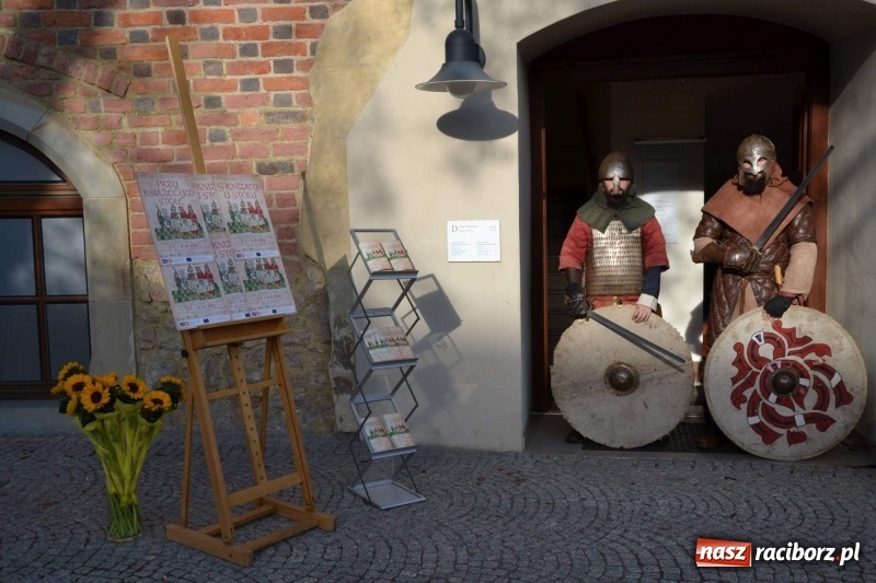 Zdjęcie w galerii na portalu naszraciborz.pl: Przy książęcym stole - wernisaż z degustacją potraw na Zamku Piastowskim wiadomości z regionu