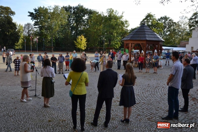 Zdjęcie w galerii na portalu naszraciborz.pl: Przy książęcym stole - wernisaż z degustacją potraw na Zamku Piastowskim wiadomości z regionu