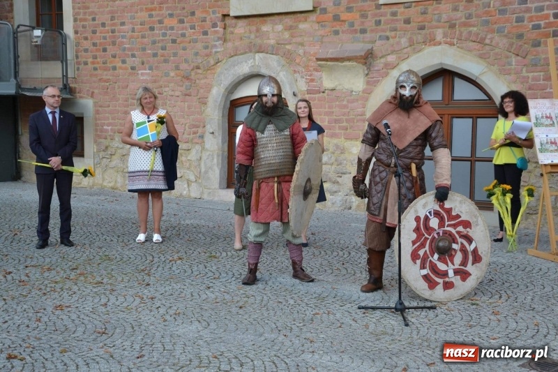 Zdjęcie w galerii na portalu naszraciborz.pl: Przy książęcym stole - wernisaż z degustacją potraw na Zamku Piastowskim wiadomości z regionu