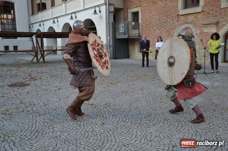 Zdjęcie w galerii na portalu naszraciborz.pl: Przy książęcym stole - wernisaż z degustacją potraw na Zamku Piastowskim wiadomości z regionu