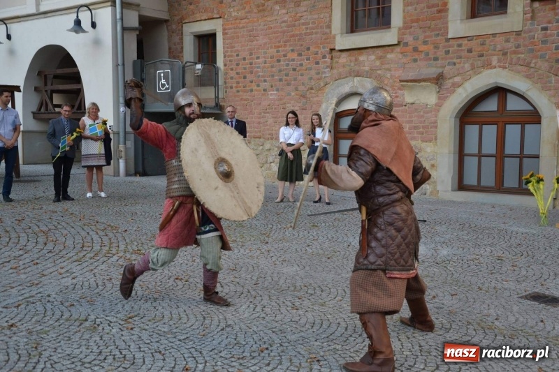 Zdjęcie w galerii na portalu naszraciborz.pl: Przy książęcym stole - wernisaż z degustacją potraw na Zamku Piastowskim wiadomości z regionu