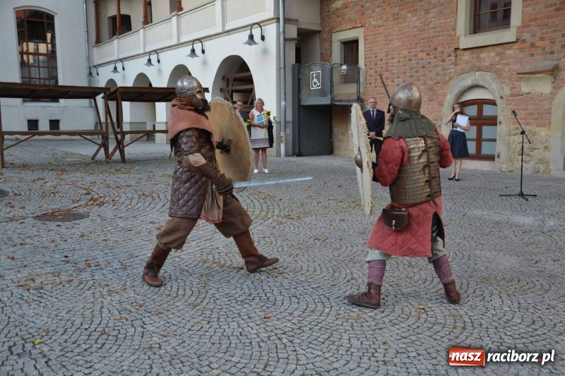 Zdjęcie w galerii na portalu naszraciborz.pl: Przy książęcym stole - wernisaż z degustacją potraw na Zamku Piastowskim wiadomości z regionu