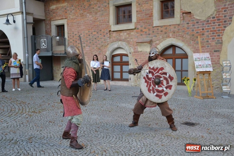 Zdjęcie w galerii na portalu naszraciborz.pl: Przy książęcym stole - wernisaż z degustacją potraw na Zamku Piastowskim wiadomości z regionu