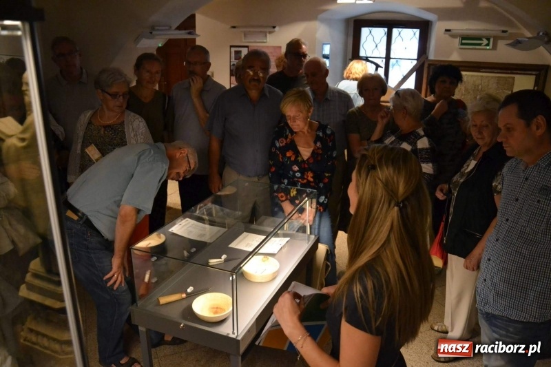 Zdjęcie w galerii na portalu naszraciborz.pl: Przy książęcym stole - wernisaż z degustacją potraw na Zamku Piastowskim wiadomości z regionu