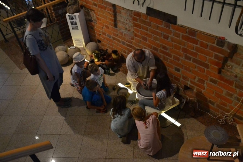 Zdjęcie w galerii na portalu naszraciborz.pl: Przy książęcym stole - wernisaż z degustacją potraw na Zamku Piastowskim wiadomości z regionu