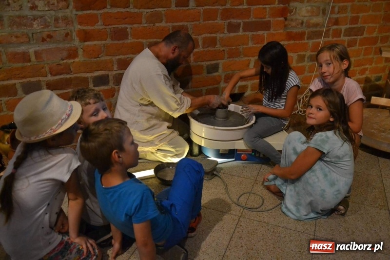 Zdjęcie w galerii na portalu naszraciborz.pl: Przy książęcym stole - wernisaż z degustacją potraw na Zamku Piastowskim wiadomości z regionu