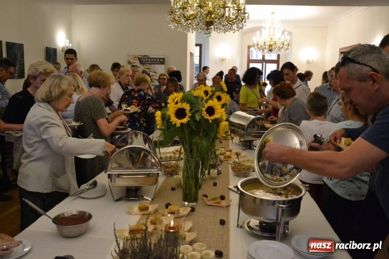 Zdjęcie w galerii na portalu naszraciborz.pl: Przy książęcym stole - wernisaż z degustacją potraw na Zamku Piastowskim wiadomości z regionu