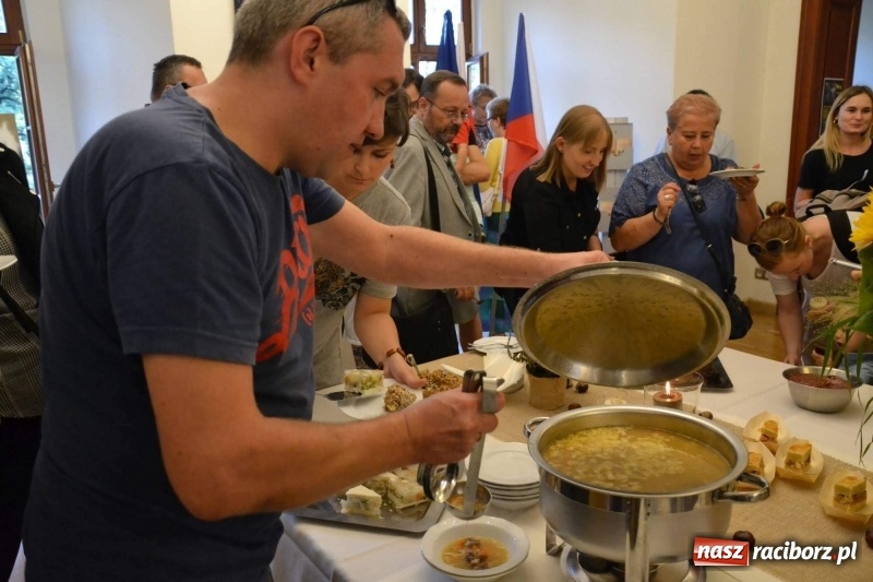 Zdjęcie w galerii na portalu naszraciborz.pl: Przy książęcym stole - wernisaż z degustacją potraw na Zamku Piastowskim wiadomości z regionu