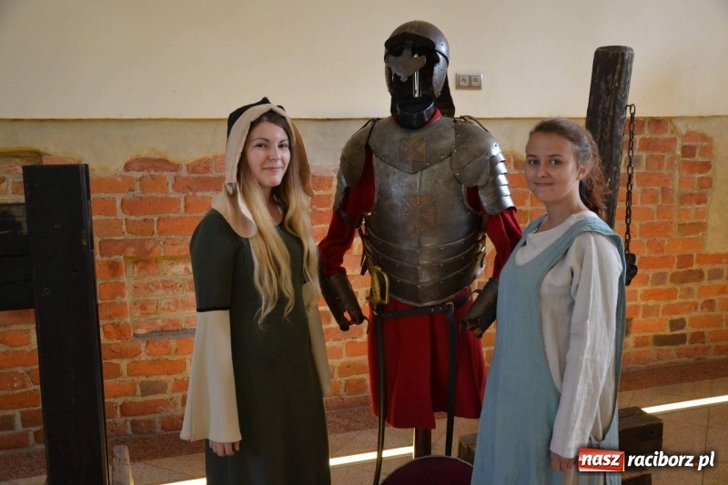 Zdjęcie w galerii na portalu naszraciborz.pl: Przy książęcym stole - wernisaż z degustacją potraw na Zamku Piastowskim wiadomości z regionu