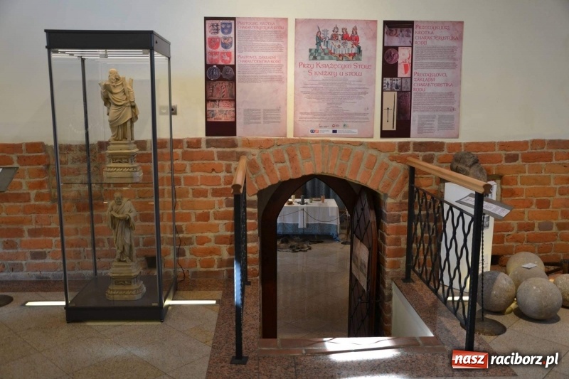 Zdjęcie w galerii na portalu naszraciborz.pl: Przy książęcym stole - wernisaż z degustacją potraw na Zamku Piastowskim wiadomości z regionu