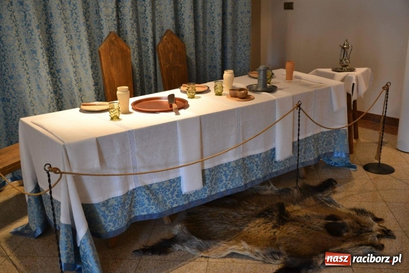 Zdjęcie w galerii na portalu naszraciborz.pl: Przy książęcym stole - wernisaż z degustacją potraw na Zamku Piastowskim wiadomości z regionu