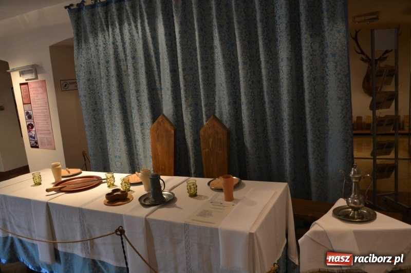 Zdjęcie w galerii na portalu naszraciborz.pl: Przy książęcym stole - wernisaż z degustacją potraw na Zamku Piastowskim wiadomości z regionu