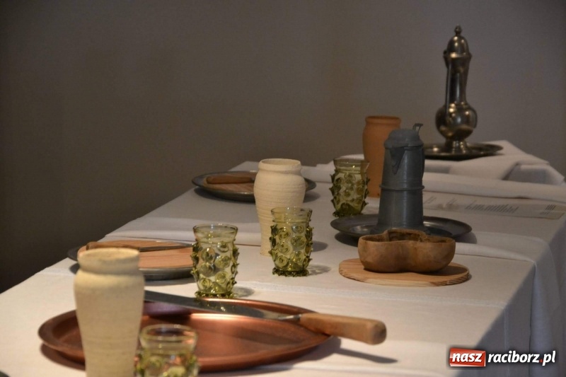 Zdjęcie w galerii na portalu naszraciborz.pl: Przy książęcym stole - wernisaż z degustacją potraw na Zamku Piastowskim wiadomości z regionu