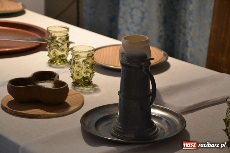 Zdjęcie w galerii na portalu naszraciborz.pl: Przy książęcym stole - wernisaż z degustacją potraw na Zamku Piastowskim wiadomości z regionu