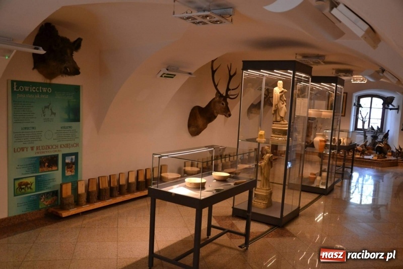 Zdjęcie w galerii na portalu naszraciborz.pl: Przy książęcym stole - wernisaż z degustacją potraw na Zamku Piastowskim wiadomości z regionu