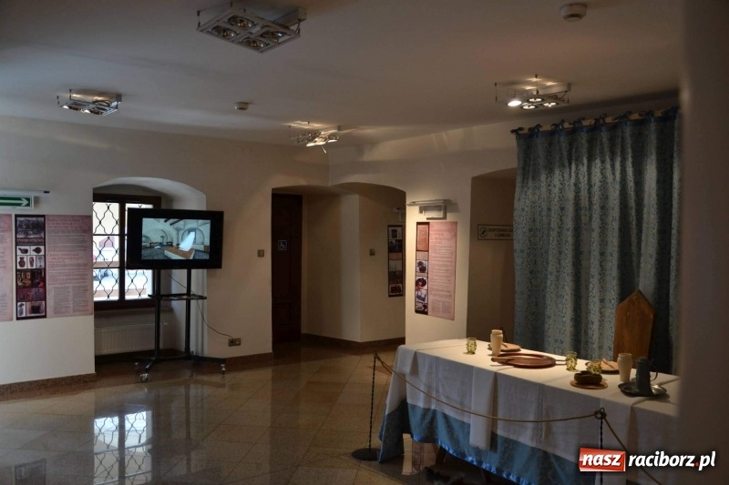 Zdjęcie w galerii na portalu naszraciborz.pl: Przy książęcym stole - wernisaż z degustacją potraw na Zamku Piastowskim wiadomości z regionu