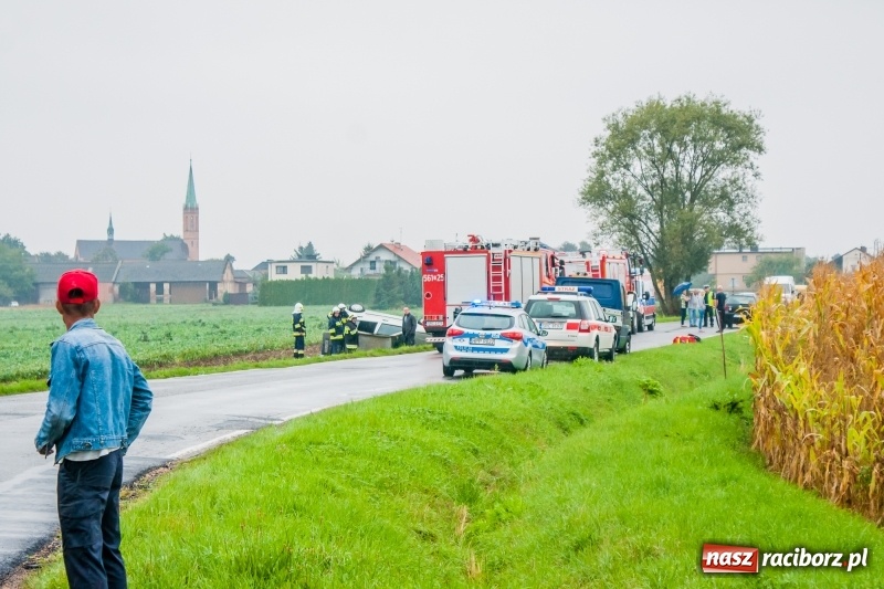 Zdjęcie w galerii na portalu naszraciborz.pl: Dachowanie vw polo na trasie Lekartów-Cyprzanów  wiadomości z regionu