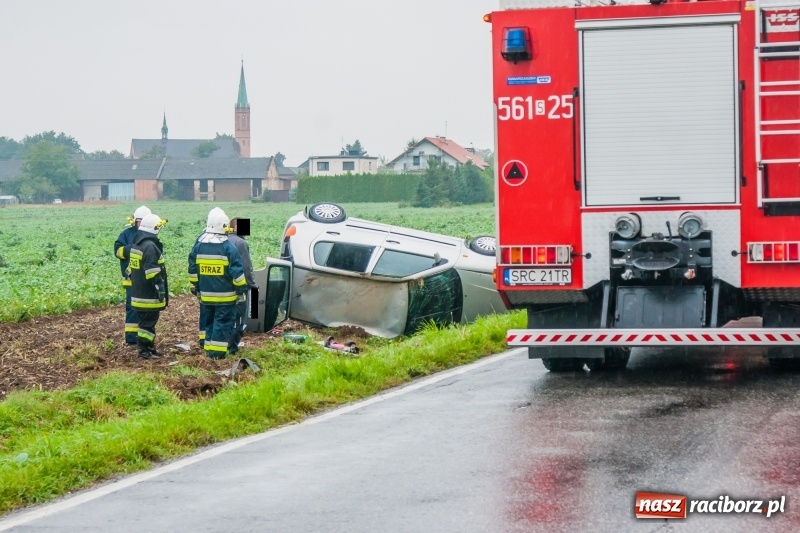 Zdjęcie w galerii na portalu naszraciborz.pl: Dachowanie vw polo na trasie Lekartów-Cyprzanów  wiadomości z regionu