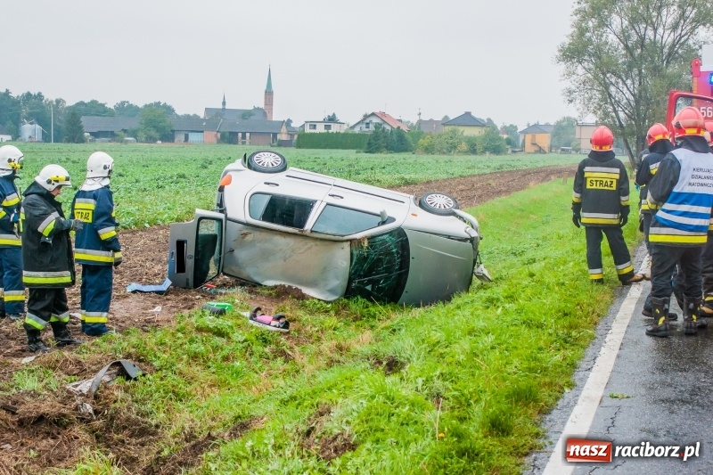 Zdjęcie w galerii na portalu naszraciborz.pl: Dachowanie vw polo na trasie Lekartów-Cyprzanów  wiadomości z regionu