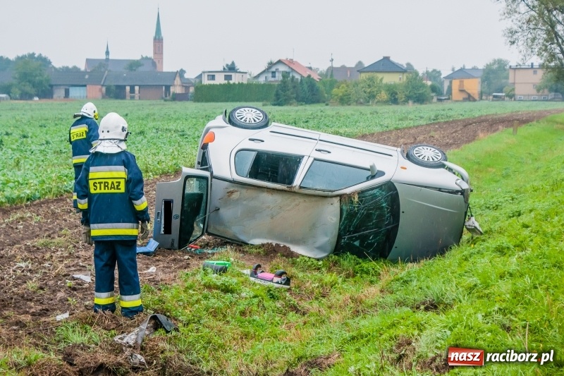Zdjęcie w galerii na portalu naszraciborz.pl: Dachowanie vw polo na trasie Lekartów-Cyprzanów  wiadomości z regionu