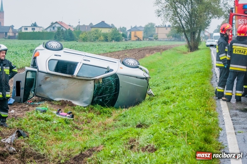 Zdjęcie w galerii na portalu naszraciborz.pl: Dachowanie vw polo na trasie Lekartów-Cyprzanów  wiadomości z regionu