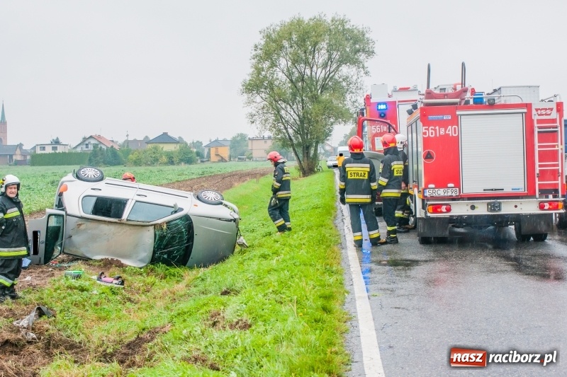 Zdjęcie w galerii na portalu naszraciborz.pl: Dachowanie vw polo na trasie Lekartów-Cyprzanów  wiadomości z regionu