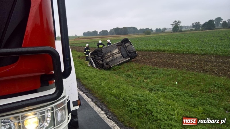 Zdjęcie w galerii na portalu naszraciborz.pl: Dachowanie vw polo na trasie Lekartów-Cyprzanów  wiadomości z regionu