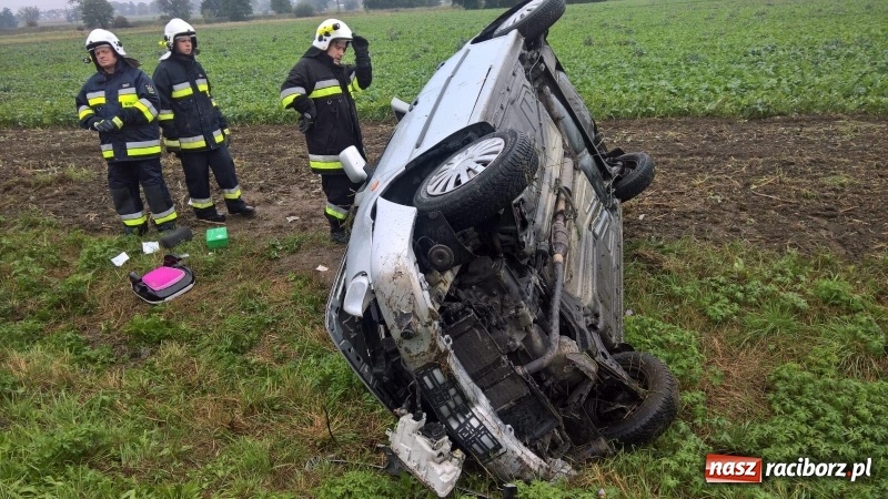 Zdjęcie w galerii na portalu naszraciborz.pl: Dachowanie vw polo na trasie Lekartów-Cyprzanów  wiadomości z regionu