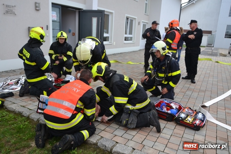 Zdjęcie w galerii na portalu naszraciborz.pl: Pożar w domu seniora! Polsko-czeskie ćwiczenia bojowe w Zabełkowie FOTO i WIDEO wiadomości z regionu