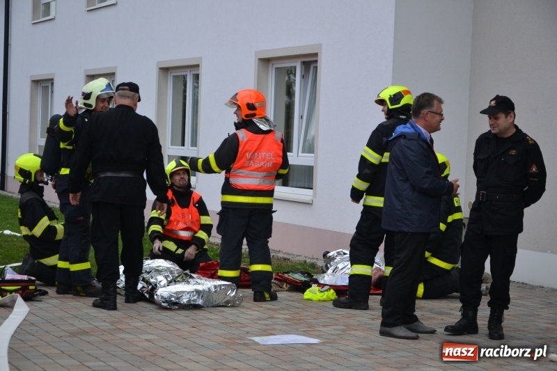 Zdjęcie w galerii na portalu naszraciborz.pl: Pożar w domu seniora! Polsko-czeskie ćwiczenia bojowe w Zabełkowie FOTO i WIDEO wiadomości z regionu
