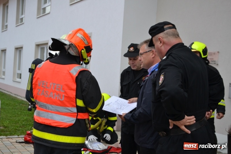 Zdjęcie w galerii na portalu naszraciborz.pl: Pożar w domu seniora! Polsko-czeskie ćwiczenia bojowe w Zabełkowie FOTO i WIDEO wiadomości z regionu