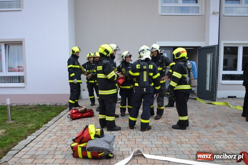 Zdjęcie w galerii na portalu naszraciborz.pl: Pożar w domu seniora! Polsko-czeskie ćwiczenia bojowe w Zabełkowie FOTO i WIDEO wiadomości z regionu