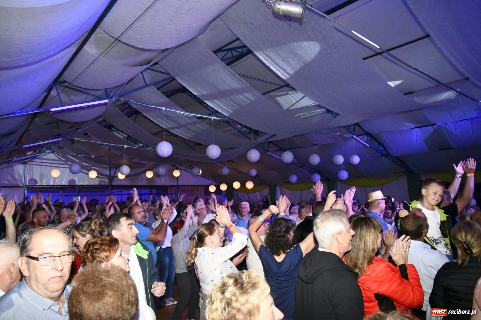 Zdjęcie w galerii na portalu naszraciborz.pl: Toby z Monachium porwał publiczność szymocickiego Oktoberfestu wiadomości z regionu