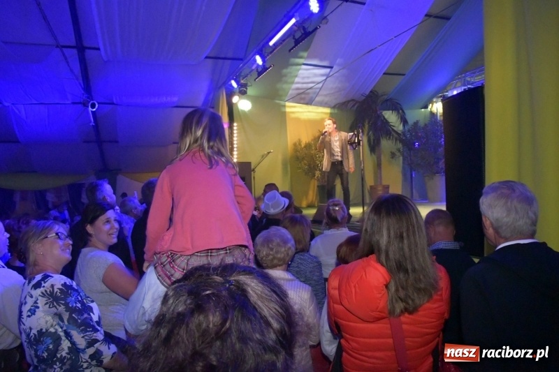 Zdjęcie w galerii na portalu naszraciborz.pl: Toby z Monachium porwał publiczność szymocickiego Oktoberfestu wiadomości z regionu