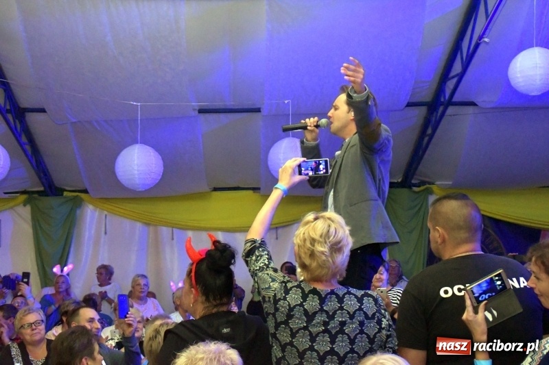 Zdjęcie w galerii na portalu naszraciborz.pl: Toby z Monachium porwał publiczność szymocickiego Oktoberfestu wiadomości z regionu