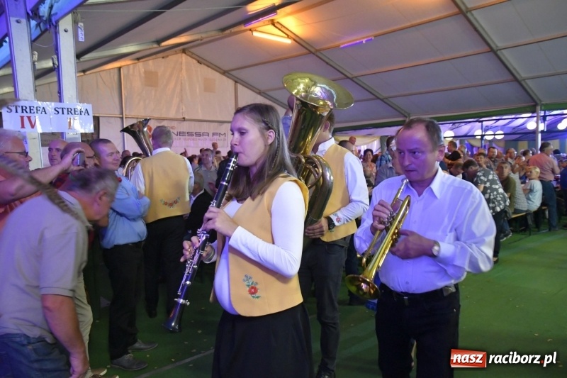 Zdjęcie w galerii na portalu naszraciborz.pl: Toby z Monachium porwał publiczność szymocickiego Oktoberfestu wiadomości z regionu