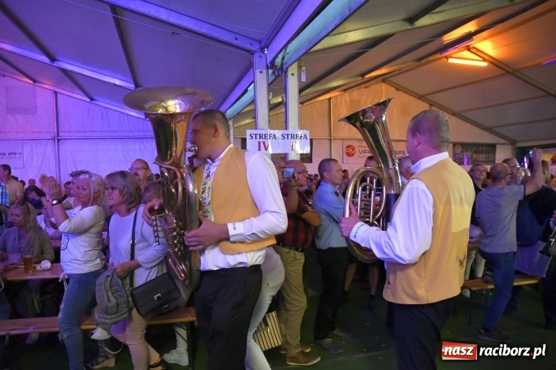 Zdjęcie w galerii na portalu naszraciborz.pl: Toby z Monachium porwał publiczność szymocickiego Oktoberfestu wiadomości z regionu