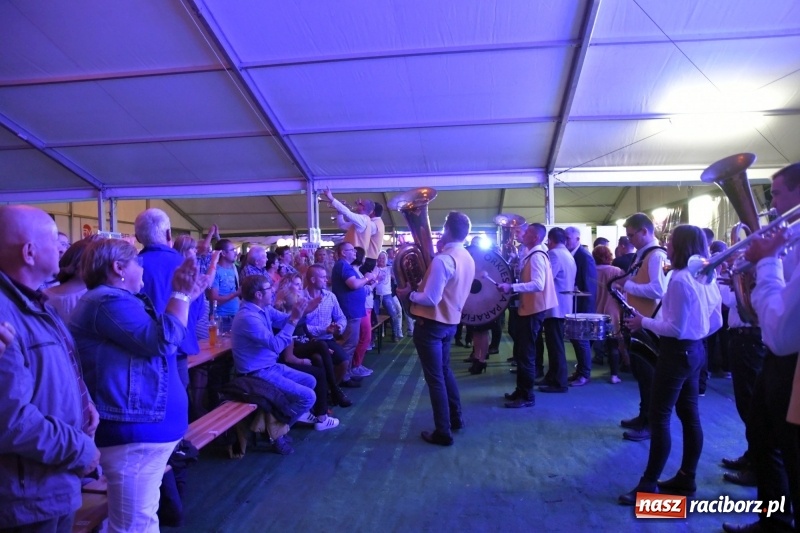 Zdjęcie w galerii na portalu naszraciborz.pl: Toby z Monachium porwał publiczność szymocickiego Oktoberfestu wiadomości z regionu