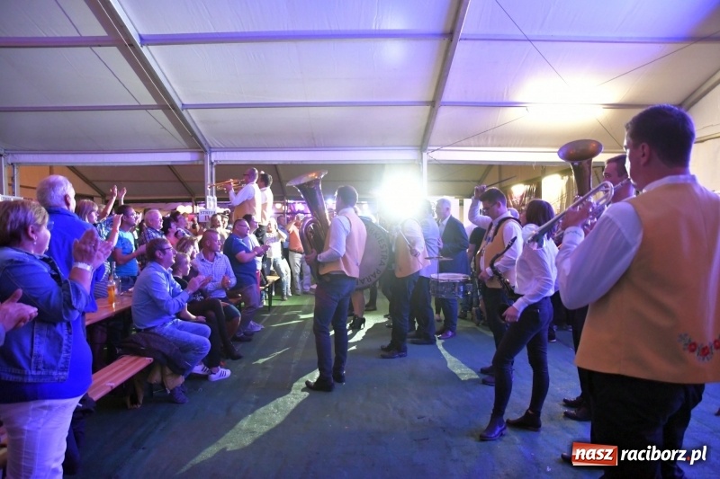 Zdjęcie w galerii na portalu naszraciborz.pl: Toby z Monachium porwał publiczność szymocickiego Oktoberfestu wiadomości z regionu