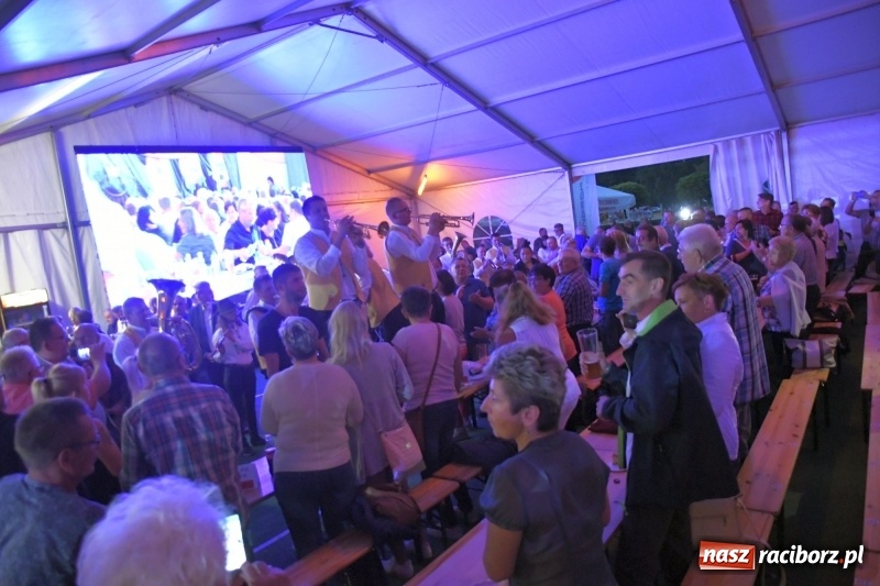 Zdjęcie w galerii na portalu naszraciborz.pl: Toby z Monachium porwał publiczność szymocickiego Oktoberfestu wiadomości z regionu