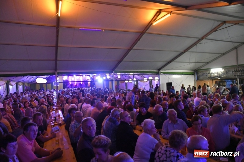 Zdjęcie w galerii na portalu naszraciborz.pl: Toby z Monachium porwał publiczność szymocickiego Oktoberfestu wiadomości z regionu